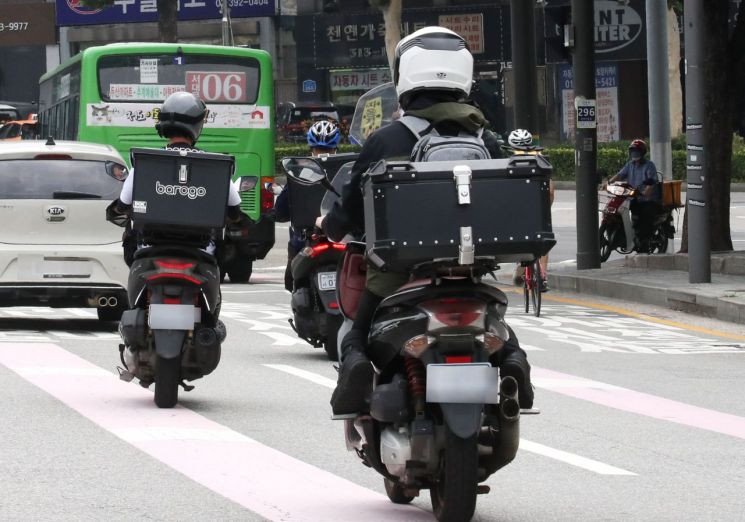 수도권 사회적 거리두기 4단계가 시행된 지난 12일 오후 배달 오토바이 기사들이 분주히 도심을 누비고 있다. [이미지출처=연합뉴스]