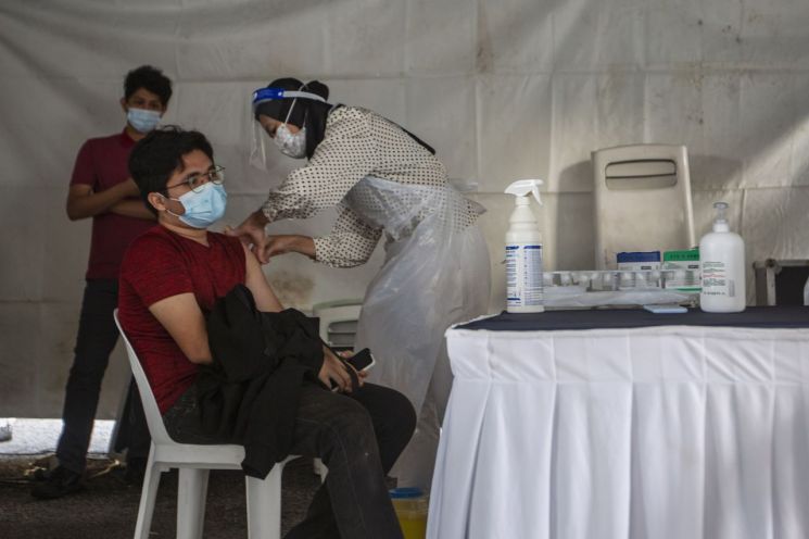 말레이시아 보건당국 "시노백 추가수입 없어...앞으로 모두 화이자 접종" 