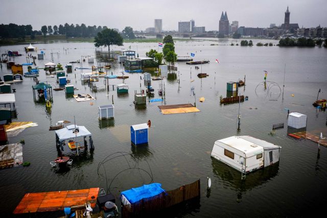 15일(현지시간) 네덜란드 남동부 림뷔르흐주 루르몬트시의 한 캠핑장이 폭우로 불어난 강물에 침수된 모습. 이날 독일과 벨기에 국경지대인 라인강 중류지역에 내린 폭우로 67명이 사망하고 70여명이 실종된 가운데 라인강 하류의 인접국가인 네덜란드와 프랑스로도 피해가 확산되고 있다. 루르몬트(네덜란드)= AFP·연합뉴스