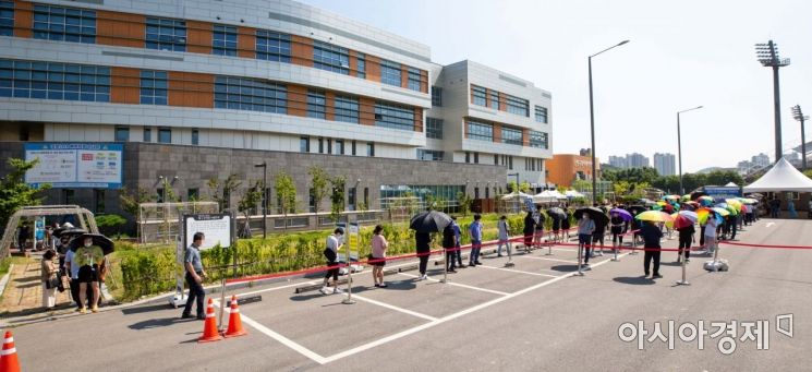 [포토]선별진료소 앞 검사 대기자들
