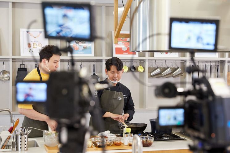 서울 송파구에 위치한 배민아카데미 스튜디오에서 전문 강사진이 외식업주를 위한 온라인 교육 영상을 녹화하고 있다.
