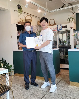 (우측) 무안 삼향에서 향기로운 나무 카페를 운영하는 천병현 대표 / ⓒ 아시아경제
