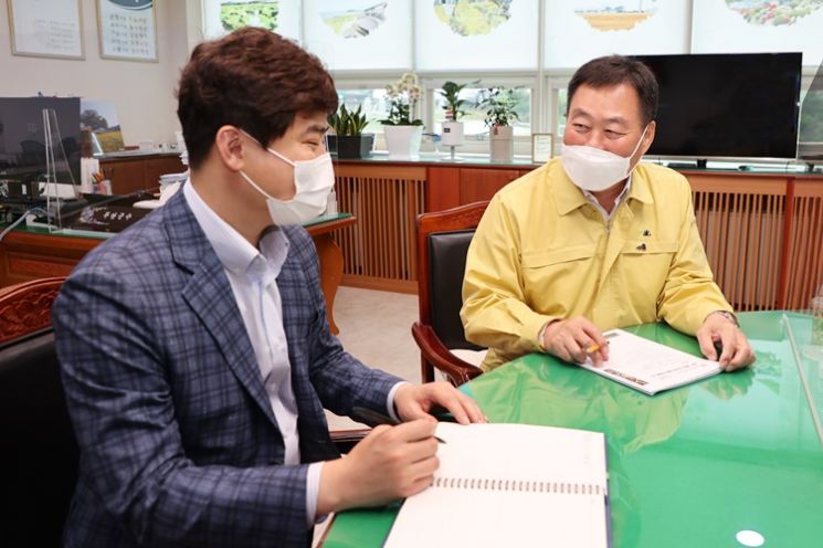 (우측)김산 무안군수가 인터뷰를 하고 있다. / ⓒ 아시아경제