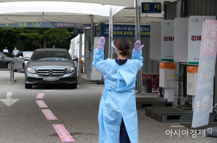 16일 오후 경기 고양시 고양종합운동장 부설주차장에 마련된 코로나19 '안심카 선별진료소(드라이브 스루 방식)'에서 검사를 받기 위해 찾은 시민들의 차량이 진료소로 진입하고 있다./김현민 기자 kimhyun81@