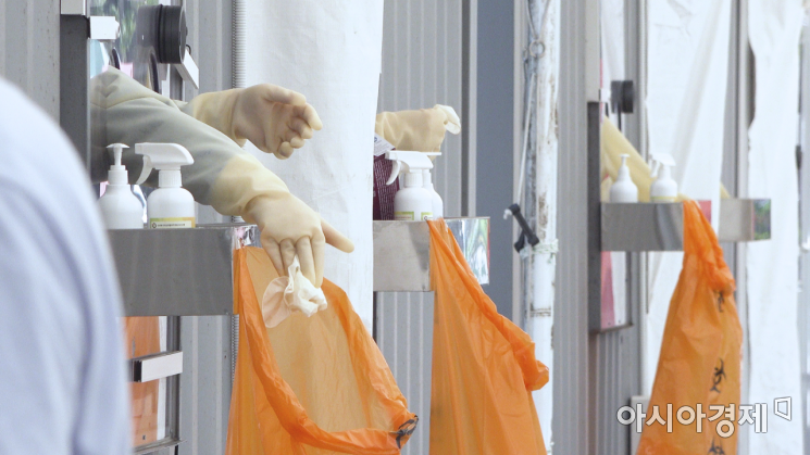 [르포] "이 날씨에 방호복 다 껴입은 채로"…폭염 덮친 진료소, 한계 몰린 의료진