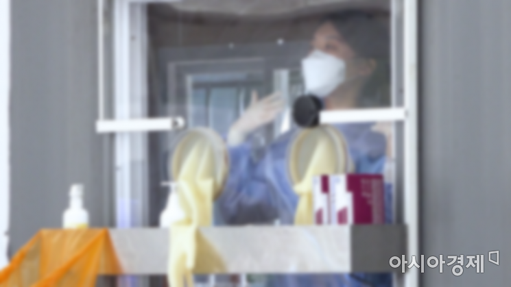 [르포] "이 날씨에 방호복 다 껴입은 채로"…폭염 덮친 진료소, 한계 몰린 의료진