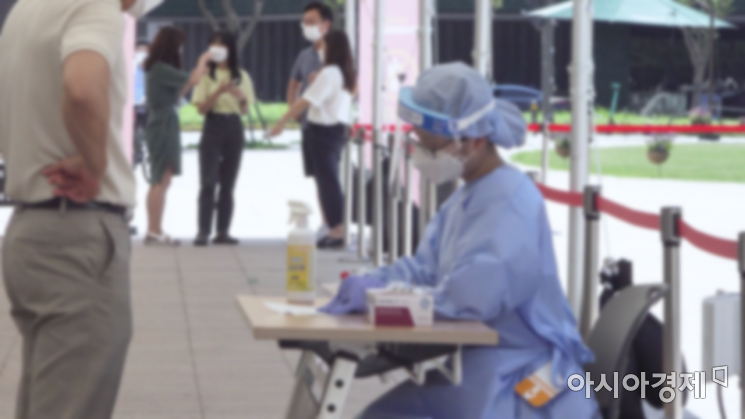 [르포] "이 날씨에 방호복 다 껴입은 채로"…폭염 덮친 진료소, 한계 몰린 의료진