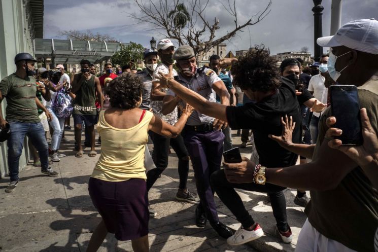 태영호 "北, 쿠바 반정부 시위 주민들에게 공개 안해…부담 느끼는 것"