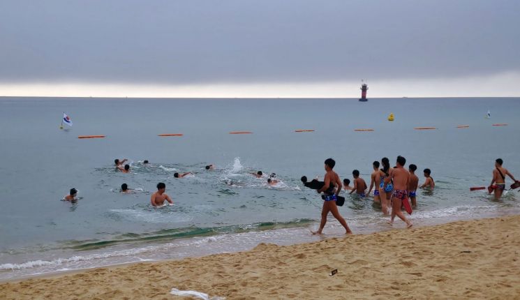 지난 16일 새벽 강원 강릉시 경포해수욕장에서 수상 안전요원들이 바다 상태 등을 점검하기 위해 뛰어들고 있다. /사진=연합뉴스