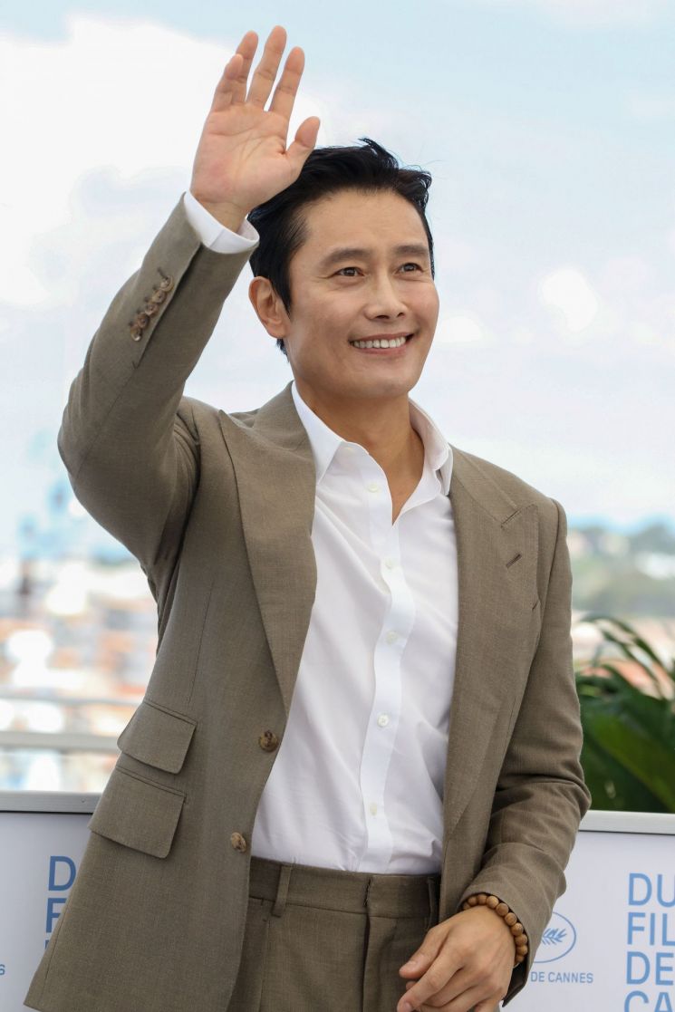 [단독] 누가 이병헌의 역사적 순간에 '논란'을 끼얹나 [여기는 칸]