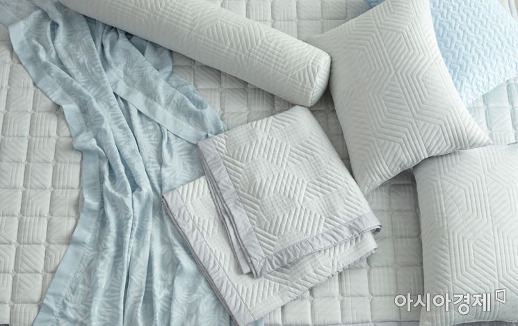 계속되는 무더위에 직접 사용해 본 웰크론 세사리빙의 냉감 침구는 피부에 닿는 순간 즉시 시원한 느낌을 주고, 습기에 대한 흡수력이 뛰어나 수면 중 쾌적함을 제공했다.