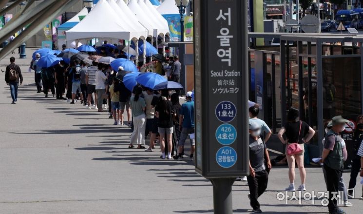 국내 코로나19 대규모 확산세가 이어진 18일 서울역 임시선별검사소에서 시민들이 검사를 받기 위해 긴 줄을 서 있다. 중앙방역대책본부에 따르면 이날 0시 기준 신규 확진자는 1454명 늘어 주말 기준으로 가장 많은 수치를 나타냈다. 지난 7일 1212명부터 12일 연속 네 자릿수를 기록했다./김현민 기자 kimhyun81@