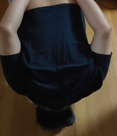 부산 모 대학교 교수가 원산폭격 자세를 취한 모습이 담긴 영상을 올렸다. [사진=페이스북 캡처]
