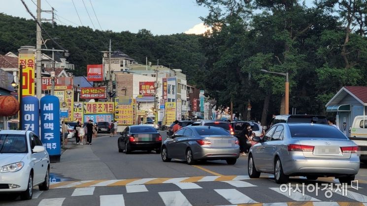 수도권 지역의 사회적 거리두기 4단계 시행 첫 주말이었던 17일 인천 강화군의 동막해수욕장 인근은 휴가를 즐기려는 피서객들의 발길이 이어졌다. 사진=유병돈 기자 tamond@