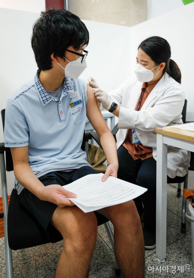[포토]수능 앞둔 고3 백신 접종 