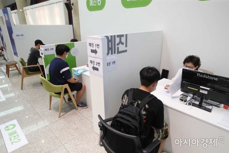 고등학교 3학년 학생과 교직원 등을 위한 코로나19 백신 접종이 시작된 19일 서울 용산구 예방접종센터에서 학생들이 백신을 맞기 전 예진을 하고 있다. /문호남 기자 munonam@