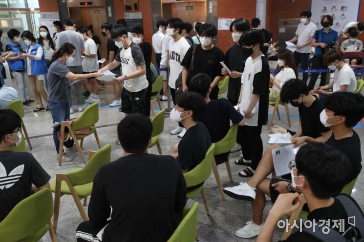 고등학교 3학년 학생과 교직원 등을 위한 코로나19 백신 접종이 시작된 19일 서울 용산구 예방접종센터에서 학생들이 백신을 맞기 위해 대기하고 있다. /문호남 기자 munonam@