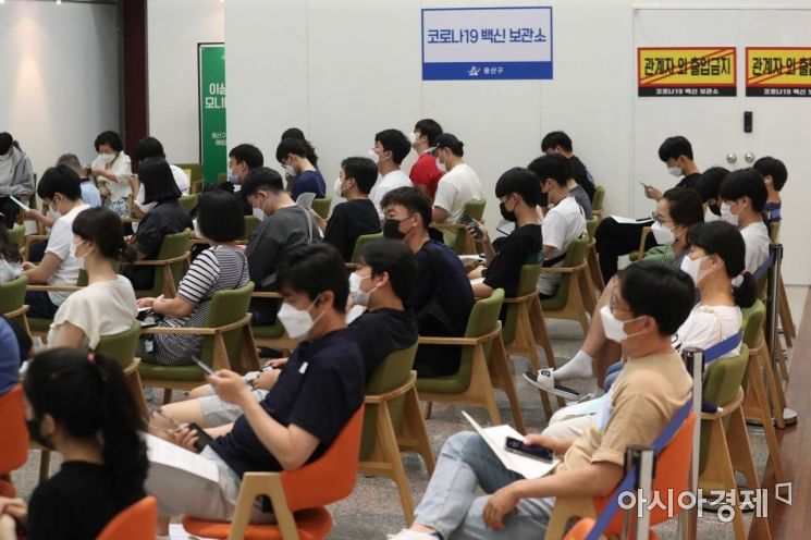 고등학교 3학년 학생과 교직원 등을 위한 코로나19 백신 접종이 시작된 19일 서울 용산구 예방접종센터에서 백신을 맞은 학생들이 이상반응 모니터링 구역에서 대기하고 있다. /문호남 기자 munonam@