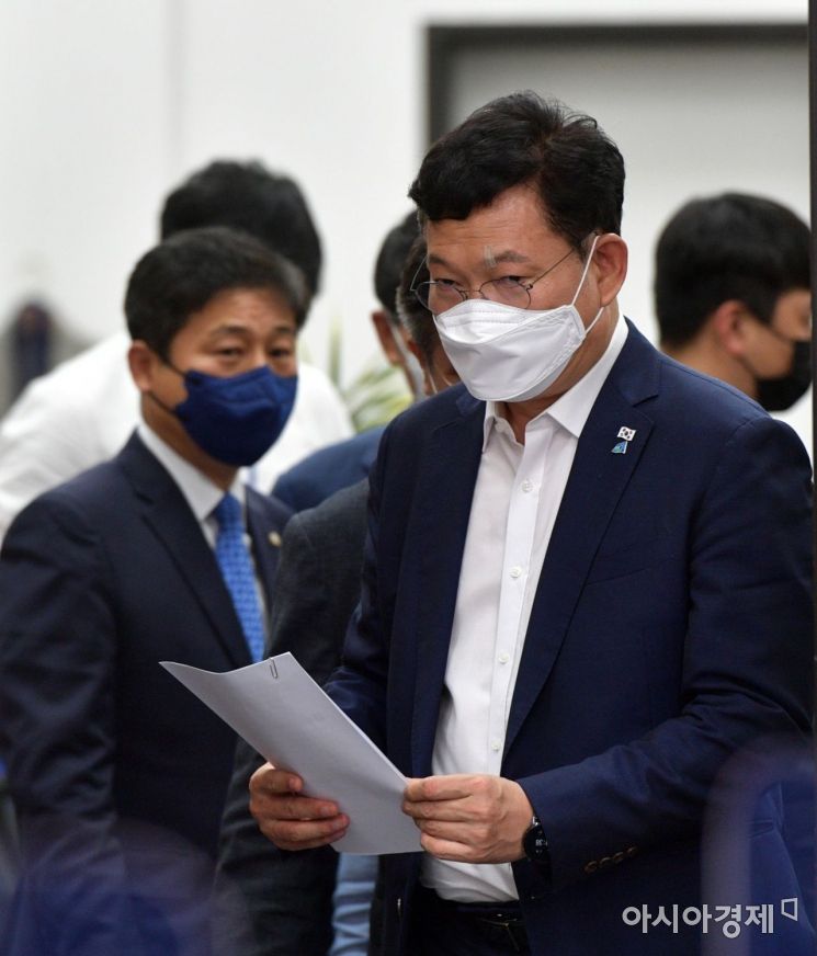송영길 더불어민주당 대표가 19일 국회에서 열린 최고위원회의에 참석하고 있다./윤동주 기자 doso7@