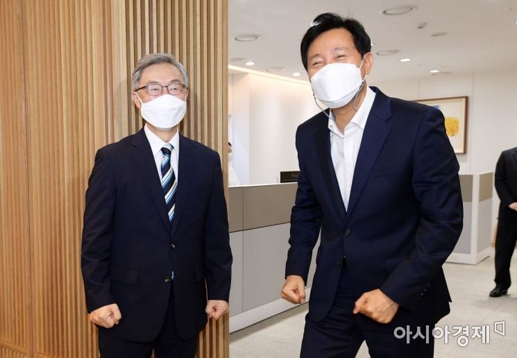 최재형 전 감사원장이 19일 서울 중구 서울시청을 찾아 오세훈 서울시장을 만나 인사를 나누고 있다./국회사진기자단