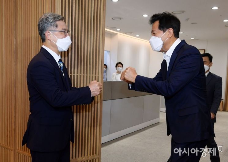 최재형 전 감사원장이 19일 서울 중구 서울시청을 찾아 오세훈 서울시장을 만나 인사를 나누고 있다./국회사진기자단
