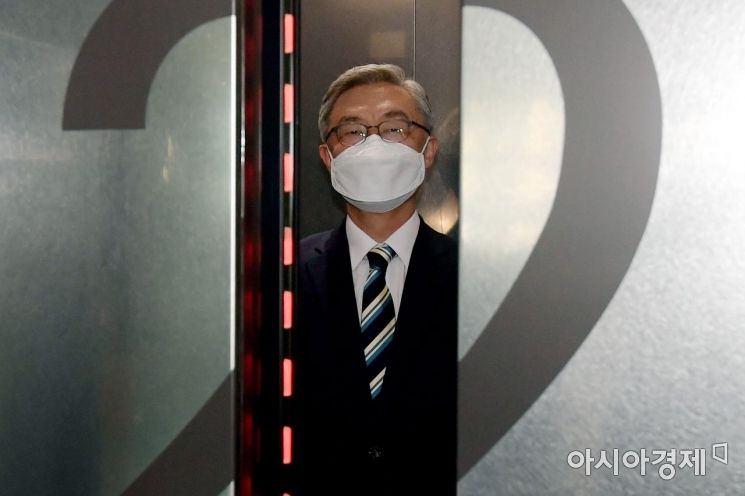 최재형 전 감사원장이 19일 서울 중구 서울시청을 찾아 오세훈 서울시장을 예방후 청사를 나서고 있다./국회사진기자단