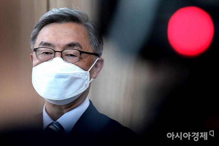 최재형 전 감사원장이 19일 서울 중구 서울시청을 찾아 오세훈 서울시장을 예방후 취재진 질문에 답변하고 있다./국회사진기자단