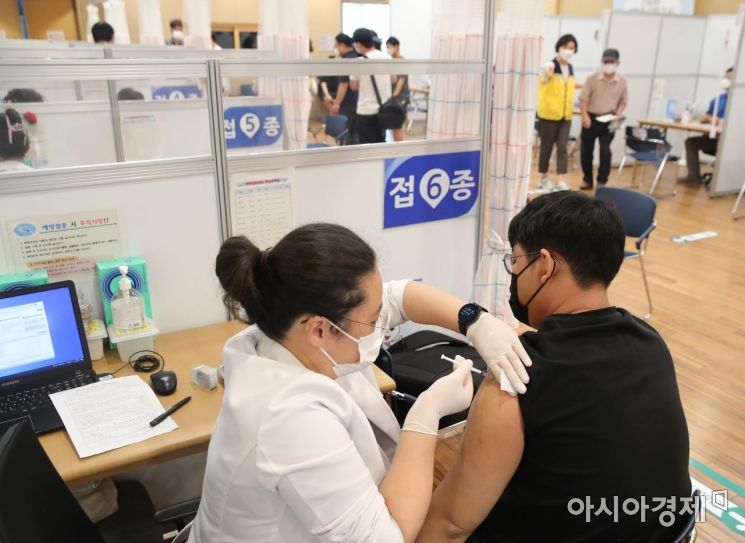 '고3 학생 및 고교 교직원 백신 접종‘이 시작된 19일 서울 양천구 해누리 타운에서 한 고3 학생이 백신을 접종하고 있다. 2021. 7. 19. 사진공동취재단