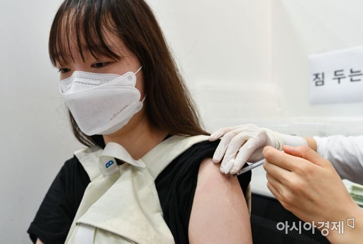 고등학교 3학년 학생과 교직원 등을 위한 코로나19 백신 접종이 시작된 지난 19일 서울 용산구 예방접종센터에서 학생들이 백신을 맞고 있다. /문호남 기자 munonam@