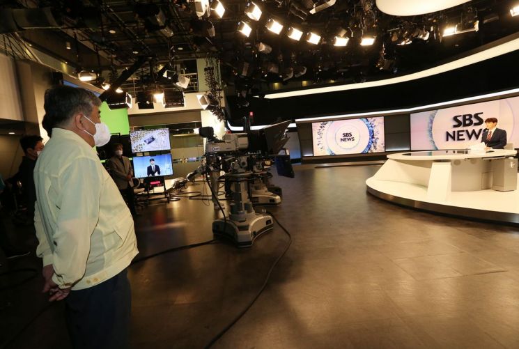 한상혁 방송통신위원장이 18일 서울 양천구 SBS 목동 사옥을 방문해 사회적 거리두기 4단계 격상에 따른 코로나19 방역 현장점검을 하고 있다. 사진은 기사 중 특정 표현과 관계없음. [이미지출처=연합뉴스]