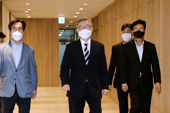 국민의힘 대권 주자인 최재형 전 감사원장이 19일 오전 서울 중구 서울시청을 방문, 오세훈 서울시장과 대화하기 위해 집무실로 이동하고 있다. [이미지출처=연합뉴스]