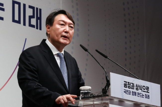 윤 전 총장이 지난달 29일 오후 1시 서울 서초구 매헌 윤봉길 의사 기념관에서 열린 '공정과 상식으로, 국민과 함께 만드는 미래' 기자회견에서 "국민의 상식을 무기로, 무너진 자유민주주의와 법치, 시대와 세대를 관통하는 공정의 가치를 기필고 다시 세우겠다"며 대권 도전을 선언하고 있다. [이미지출처=연합뉴스]