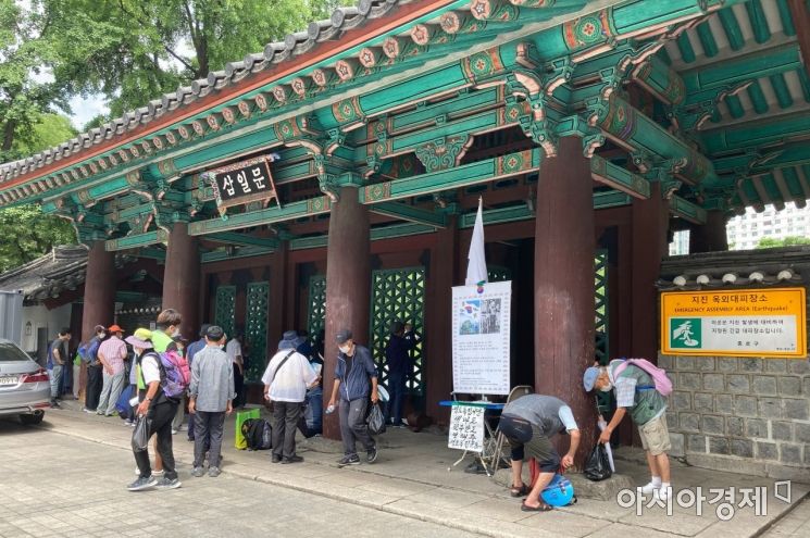 19일 오전 서울 종로구 탑골공원에서 노인들이 무료 도시락을 받고 나오고 있다. 사진=김서현 기자 ssn3592@asiae.co.kr