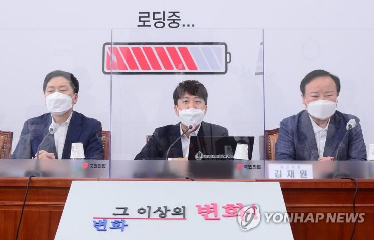 (서울=연합뉴스) 안정원 기자 = 국민의힘 이준석 대표가 19일 오전 서울 여의도 국회에서 열린 최고위원회의에서 발언하고 있다.