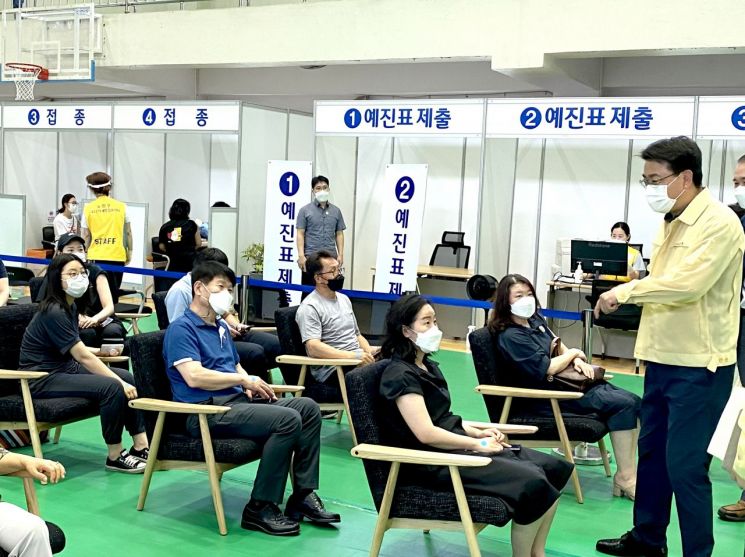 [포토]류경기 중랑구청장 백신 1차 접종 고3· 교직원에 감사 표시 