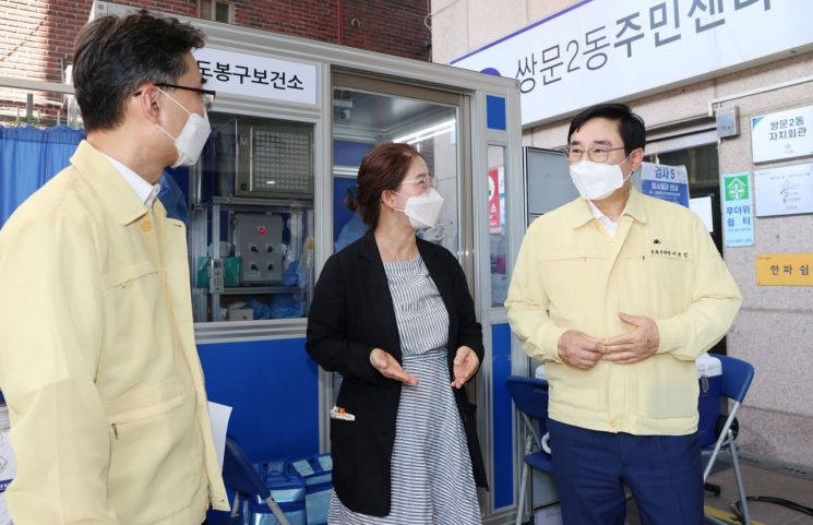 [포토]류경기 중랑구청장 백신 1차 접종 고3· 교직원에 감사 표시 