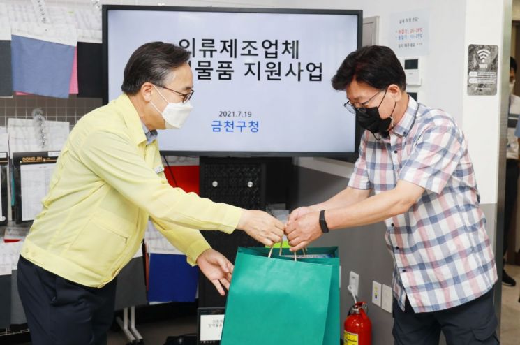 [포토]류경기 중랑구청장 백신 1차 접종 고3· 교직원에 감사 표시 