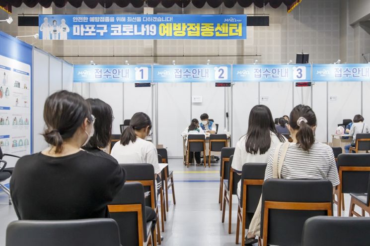 [포토]류경기 중랑구청장 백신 1차 접종 고3· 교직원에 감사 표시 