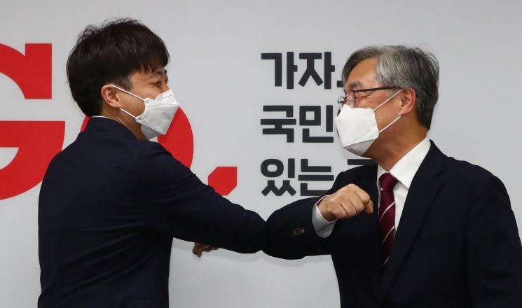 이준석 국민의힘 대표(왼쪽)가 지난 15일 서울 여의도 국민의힘 중앙당사를 찾은 최재형 전 감사원장을 접견하며 인사하고 있다. [이미지출처=연합뉴스]