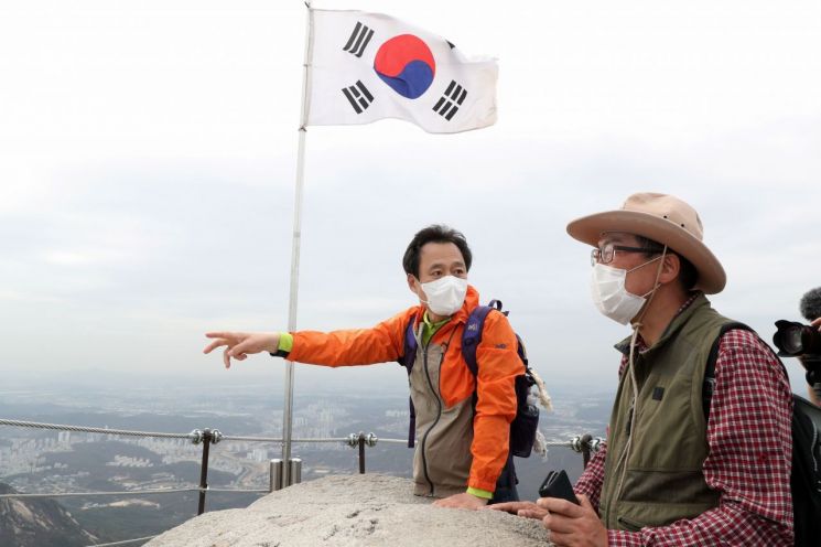 박겸수 강북구청장(왼쪽)이 북한산에 올라 김두규 교수와 대화를 나누고 있다.