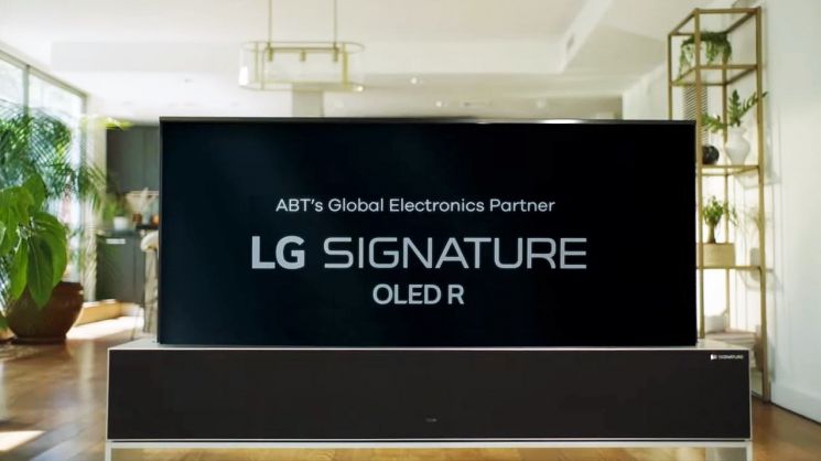 美유명 발레단 갈라쇼에 등장한 LG 롤러블 TV