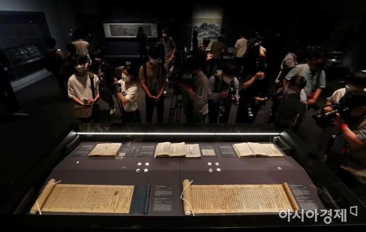 언론공개회 참석자들이 조선 15세기 한글 창제의 노력과 결실이 집약된 월인석보 등 문화재를 살펴보고 있다. /문호남 기자 munonam@
