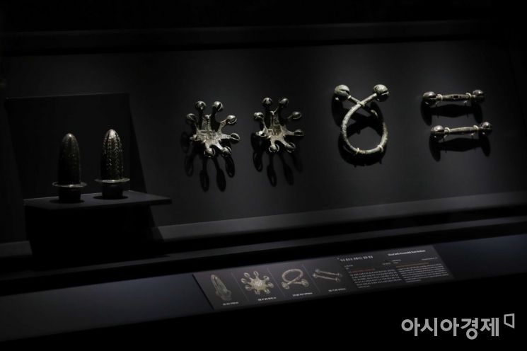 철기 시대 권력을 상징하는 청동방울(국보 제255호) 등 문화재가 전시돼 있다. /문호남 기자 munonam@