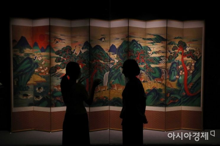 조선시대 채색장식화 ‘십장생도 10폭 병풍’가 전시돼 있다. /문호남 기자 munonam@
