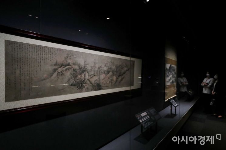 김홍도의 ‘추성부도’와 겸재 정선의 ‘인왕제색도’가 시선을 끌고 있다. /문호남 기자 munonam@