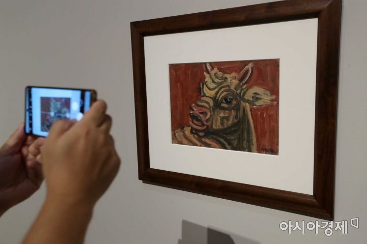 ‘MMCA이건희컬렉션 특별전 : 한국미술명작’ 언론공개회 참석자가 이중섭 작가의 ‘황소’ 작품을 촬영하고 있다. /문호남 기자 munonam@