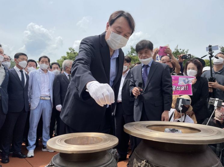 대선 출마를 선언한 윤석열 전 검찰총장이 20일 오전 대구 달서구 2.28 민주의거 기념탑을 찾아 참배하고 있다. [이미지출처=연합뉴스]