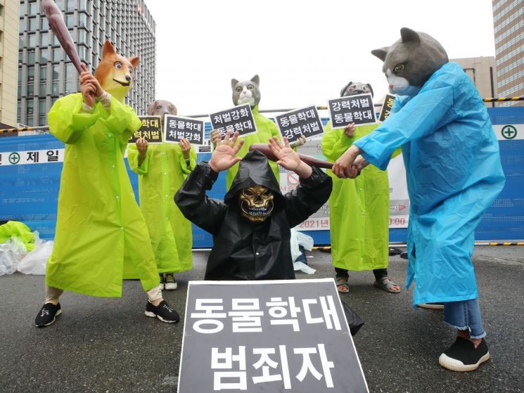 지난 6월15일 오후 서울 광화문광장 이순신 동상 앞에서 한국동물보호연합 등 시민단체 주최로 열린 '동물학대 강력처벌 촉구' 기자회견에서 참석자들이 동물 탈을 쓰고 퍼포먼스를 하고 있다. [이미지출처=연합뉴스]