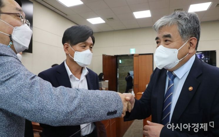 한상혁 방송통신위원장이 20일 국회에서 열린 과학기술정보방송통신위원회 전체회의에 출석, '구글 갑질방지법'(전기통신사업법 개정안)이 통과된 후 의원들과 인사를 나누고 있다./윤동주 기자 doso7@