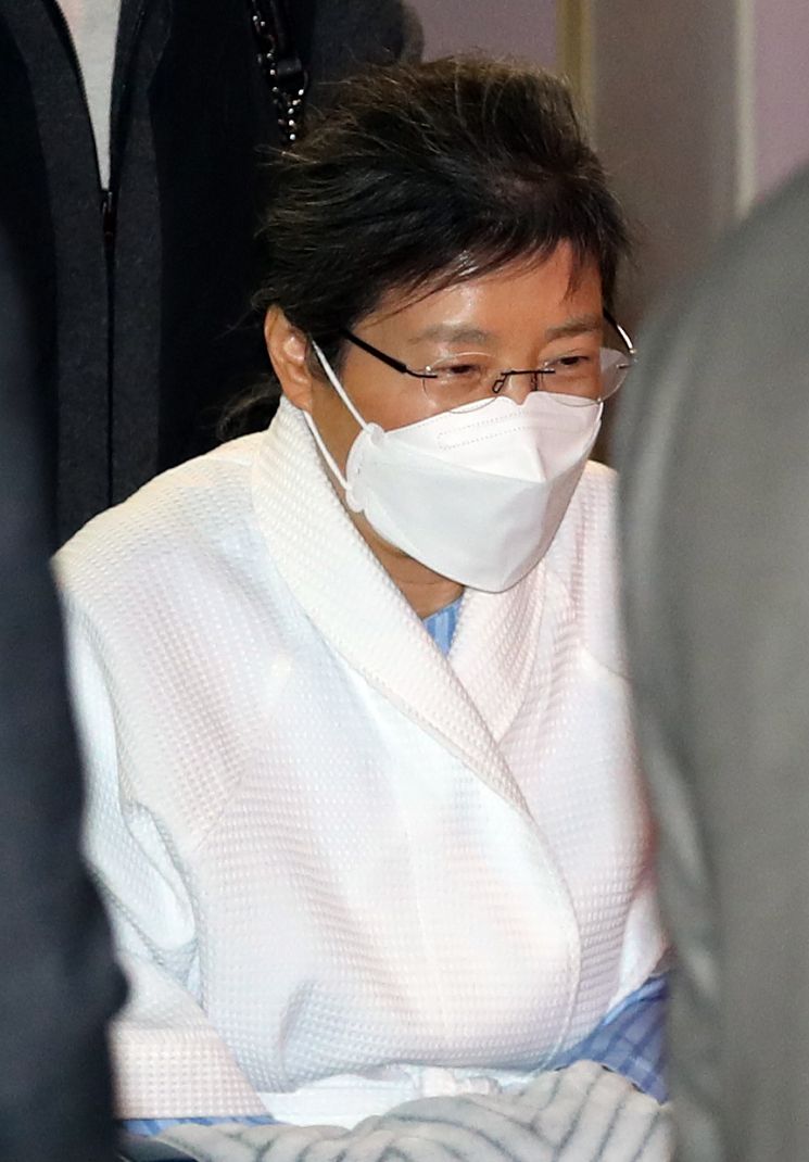 박근혜, 서울성모병원 재입원… '허리 통증' 치료 등 목적